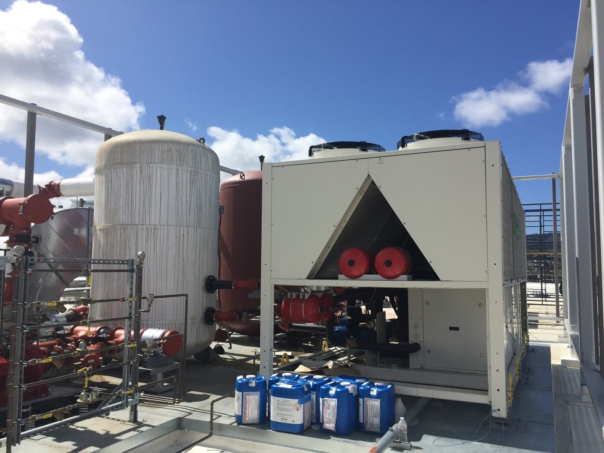 Rooftop air-cooled heat pump plant with thermal storage tanks